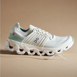 On Cloud ‘s SIZE 8 1/2 ☁️